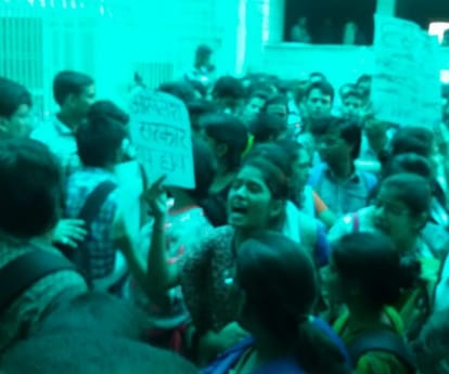 studnets show protest in neet counseling in Lucknow.