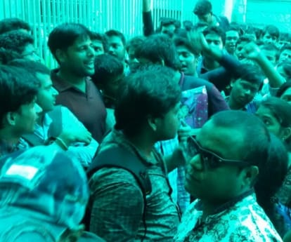 studnets show protest in neet counseling in Lucknow.