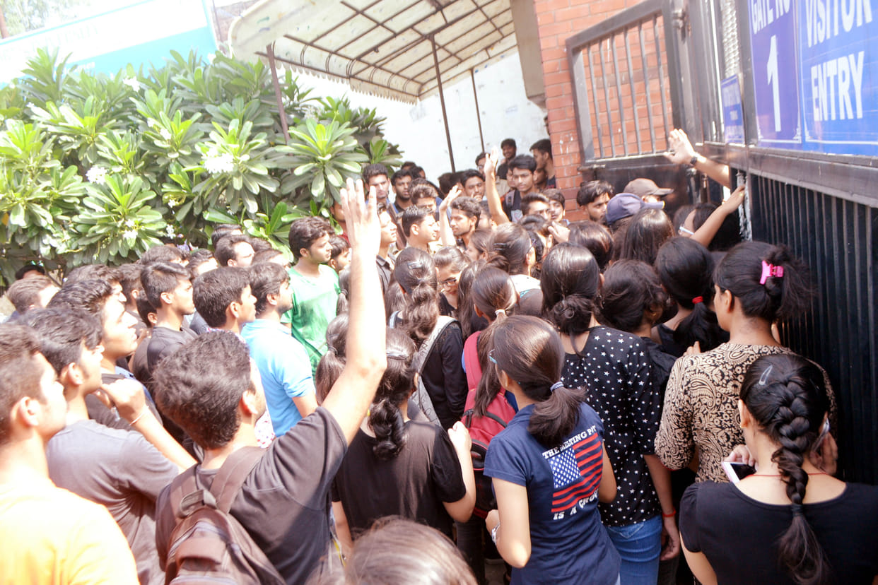 Student's death from fever, SRM vandalized