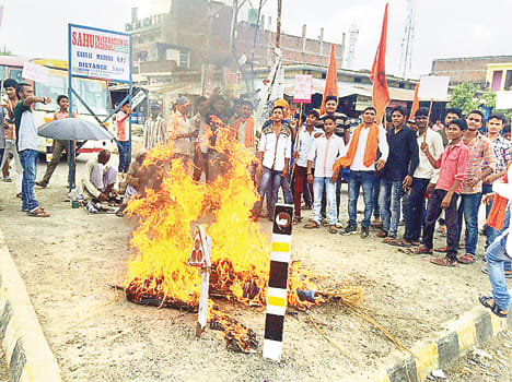 Bajrang Dal burned an effigy of Pakistan PM