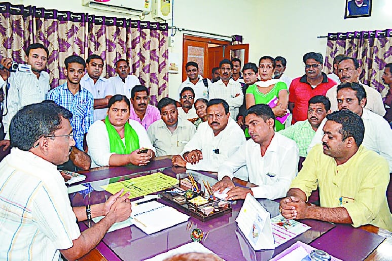 altercation with EO in Muzaffarnagar