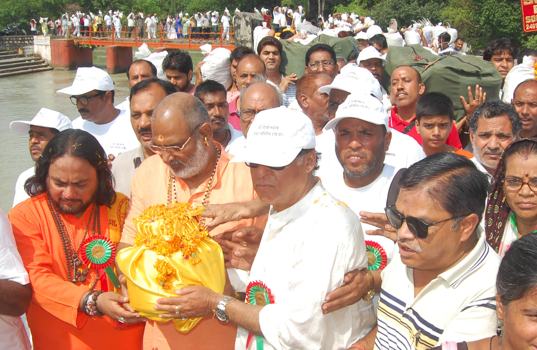 pakistani hindus ashes flow into ganga.