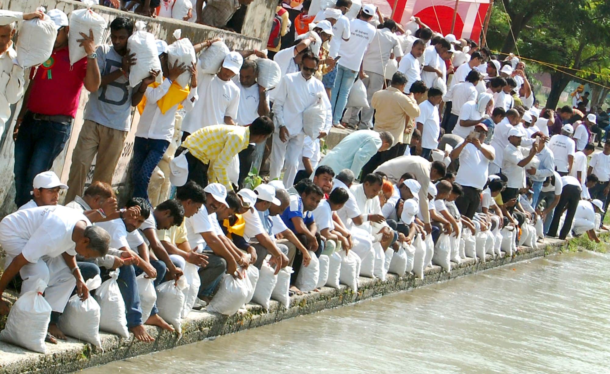 pakistani hindus ashes flow into ganga.