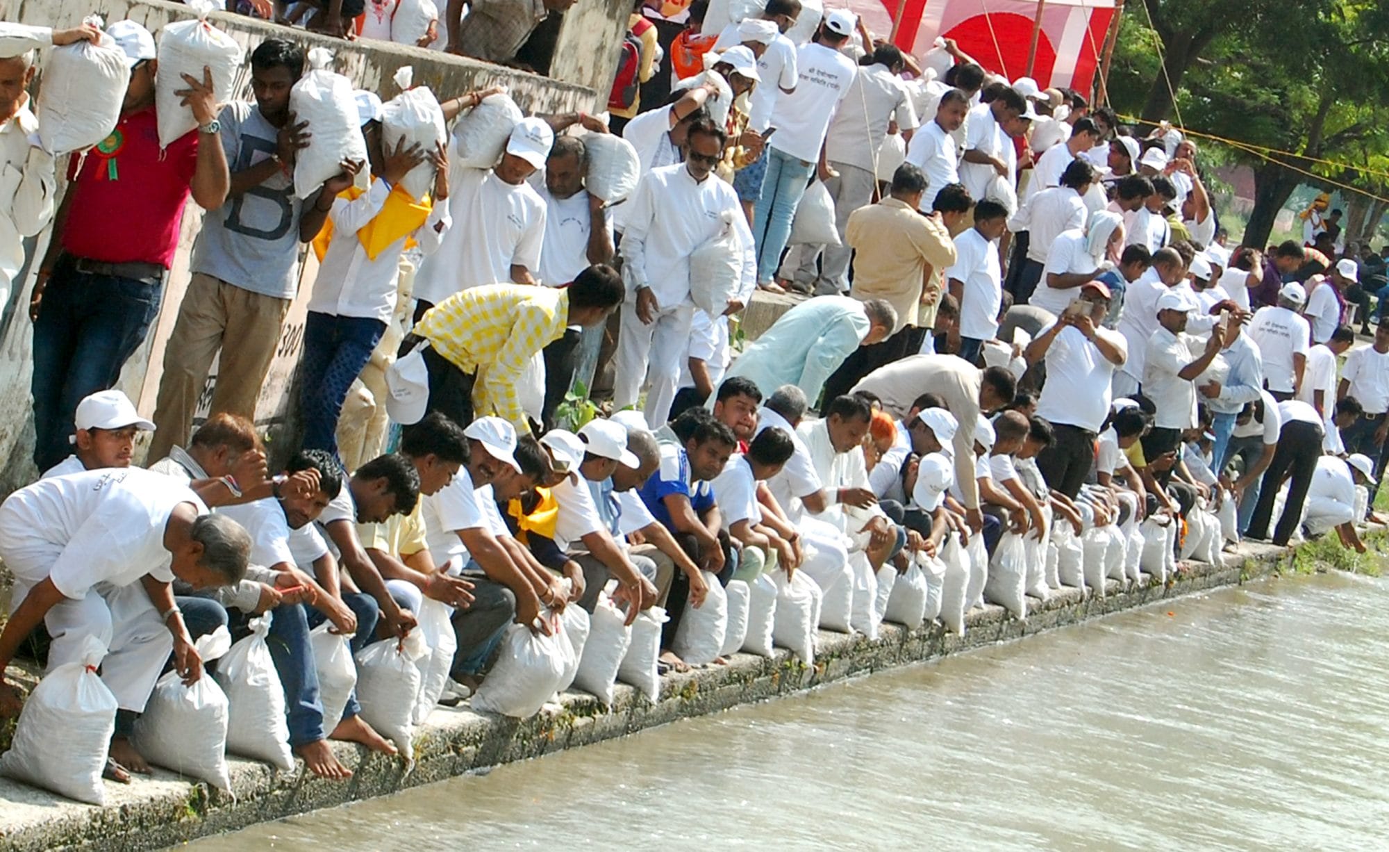 pakistani hindus ashes flow into ganga.