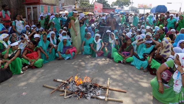 Anganwadi workers put the jam, bier blew
