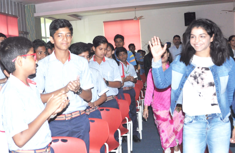 Sonakshi lost to witness, Modi added hand