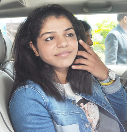 haryana govt in problem due to sakshi malik affidevit on coach name for reward