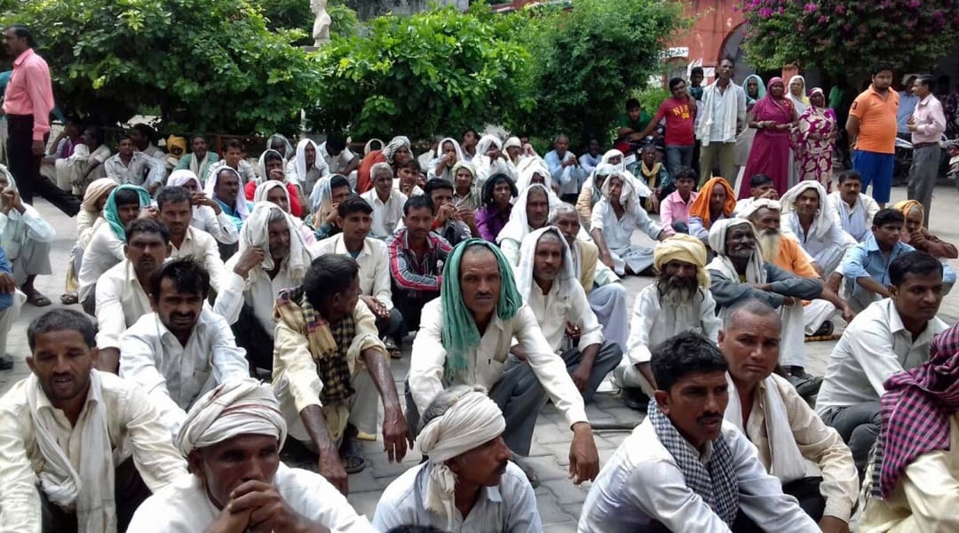 sapa ke poorv jilaadhyakshon kee giraphtaaree ko lekar esapee kaaryaalay ghera