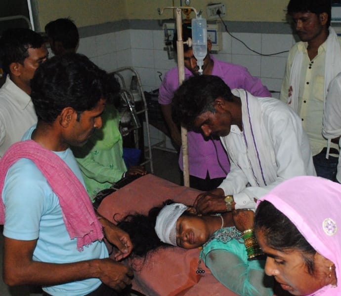 chhajja girane se 12 baraatee ghaayal