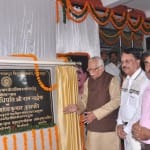 प्रतिमा स्थल का शिलान्यास करते राज्यपाल राम नाईक और वीसी प्रो. अशोक कुमार।
