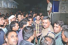 yuvkon ne station par kiya hangama