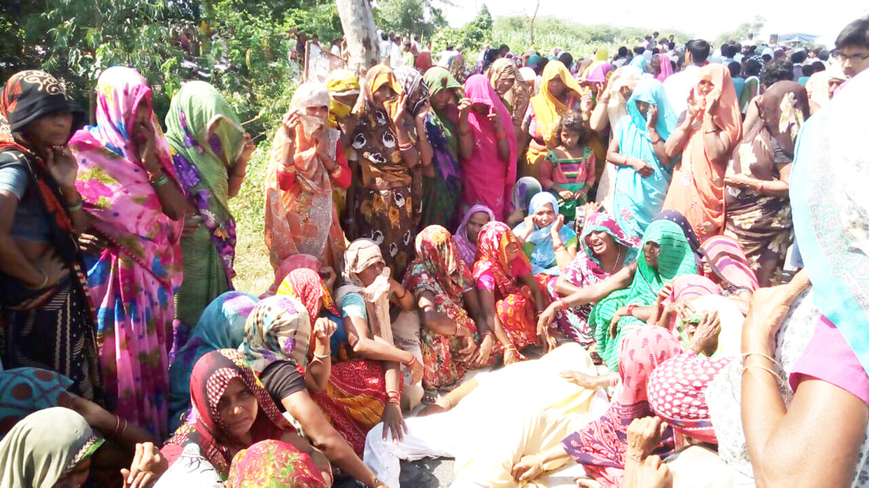 Indignation burst from the death of a retired inspector, the villagers put the jam