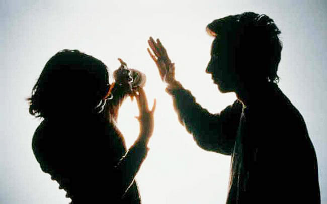 child came to the police station said, " police uncle, my father, my mother beat all day long '