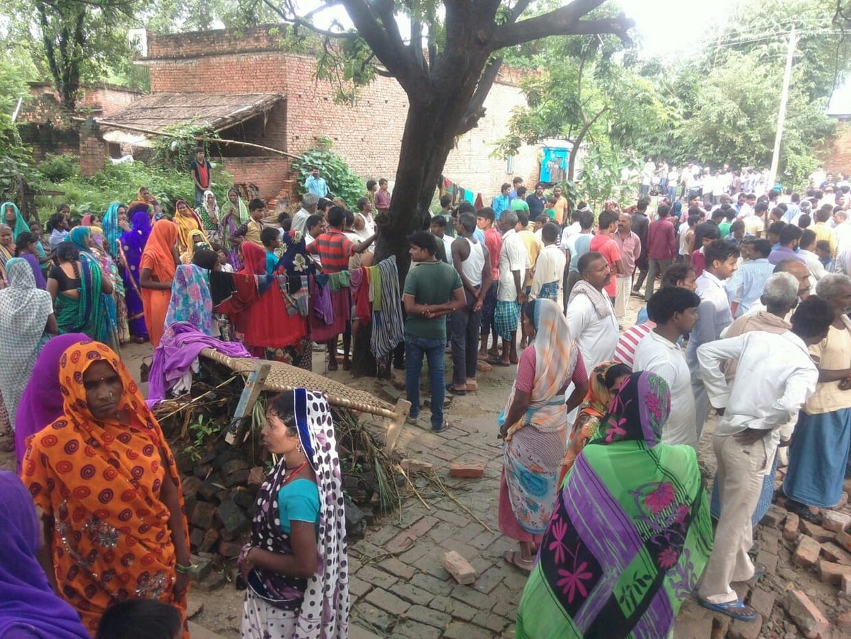 Houses collapsed, killing two children cast