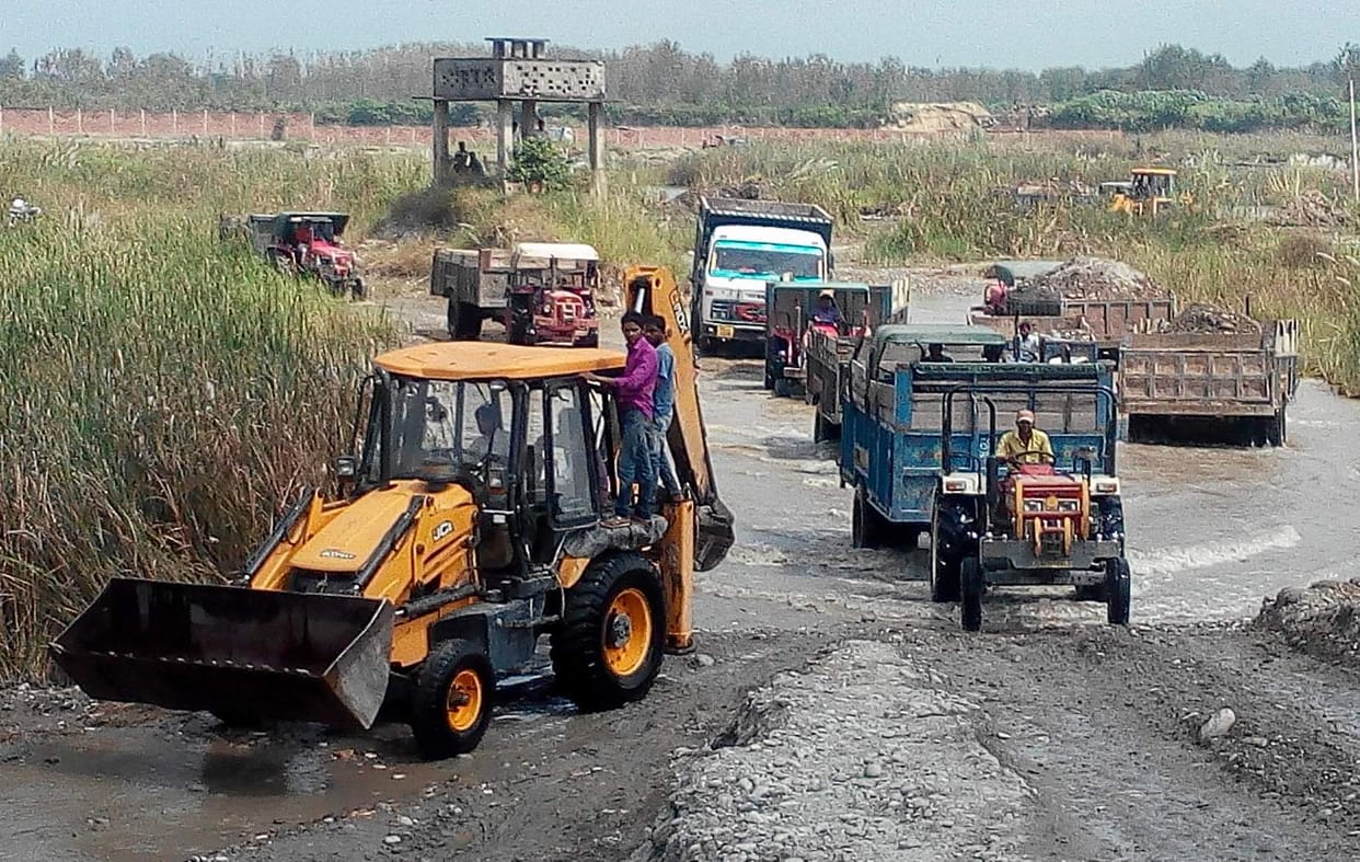 wholeday illegal mining in banganga, jcb turned 