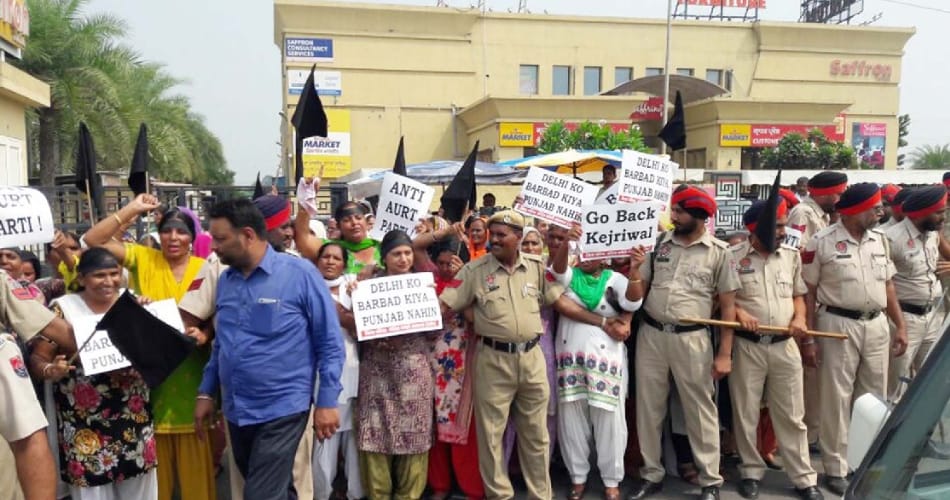 congress women protest against arvind kejriwal, black flag waved