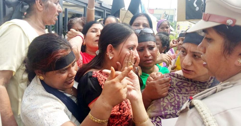 congress women protest against arvind kejriwal, black flag waved
