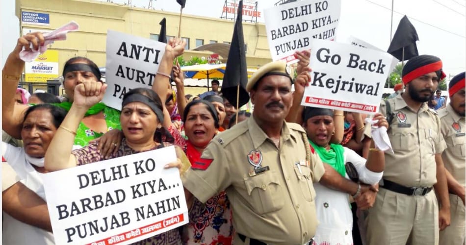 congress women protest against arvind kejriwal, black flag waved