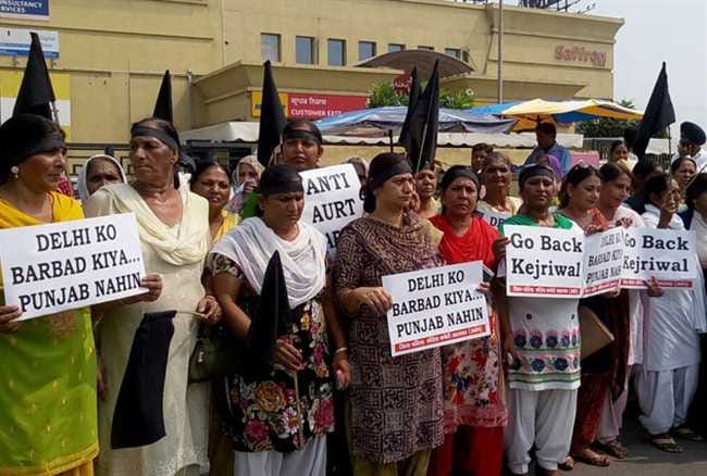congress women protest against arvind kejriwal, black flag waved