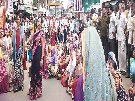 Workers shouted slogans against the PM