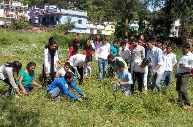 NSS volunteers cleaning