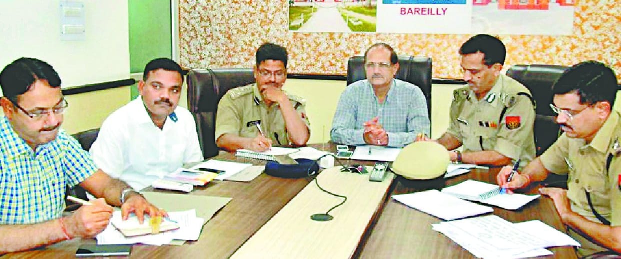 Will not display weapons in processions