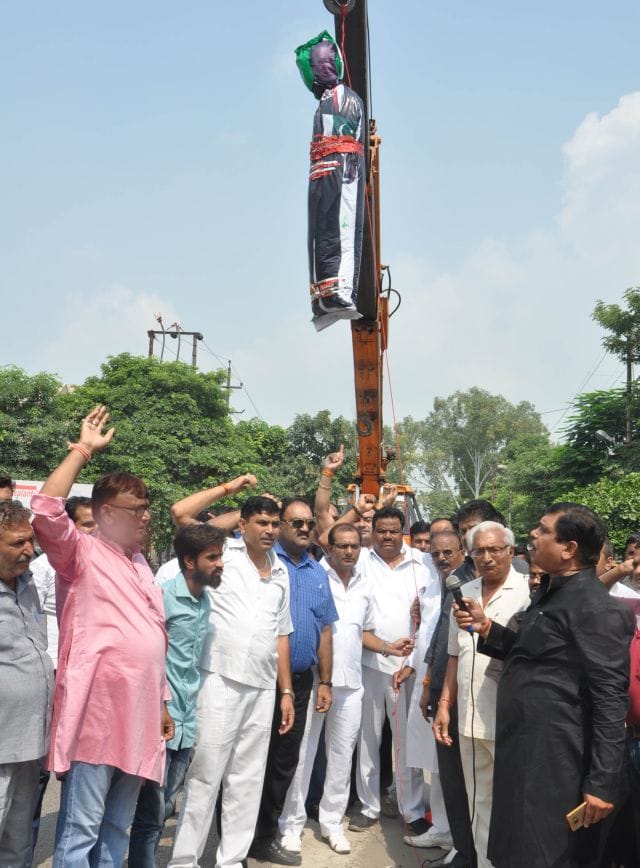 Nawaz Sharif hanged in effigy, then blew