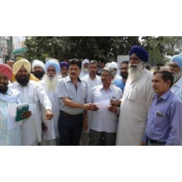 farmar-in-market-get-lock