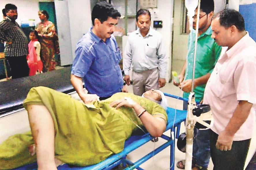 Car falls into ditch near Shivpuri, lawyer and two killed