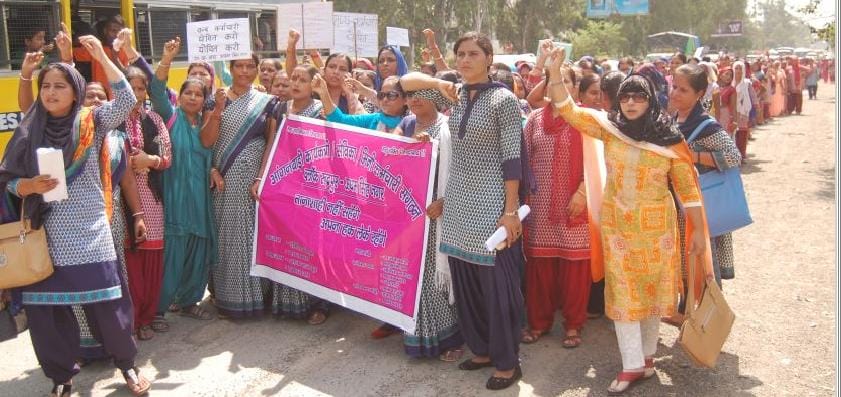 Anganwadi came to the streets against the government Carykrtrian