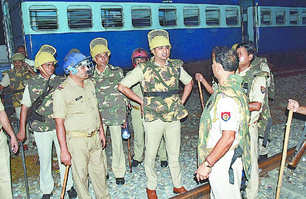 Overnight train students made organically, engine damaged, the police baton