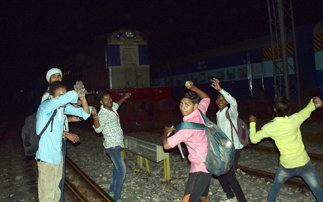 Overnight train students made organically, engine damaged, the police baton