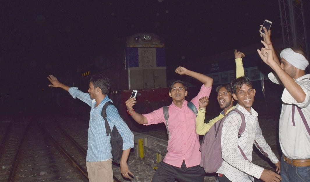 Overnight train students made organically, engine damaged, the police baton