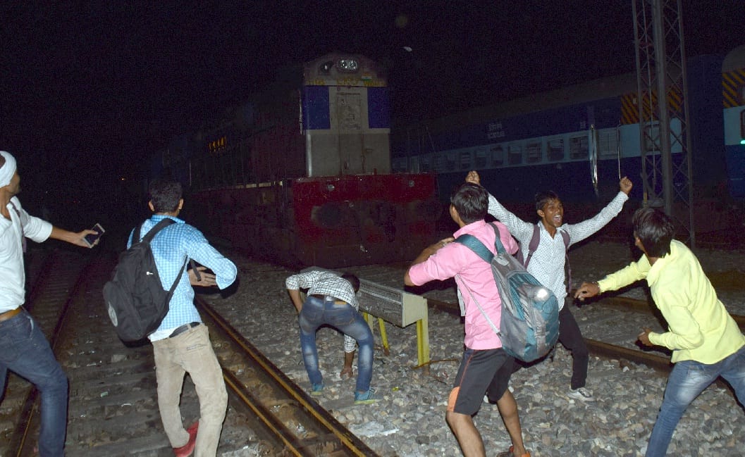 Overnight train students made organically, engine damaged, the police baton