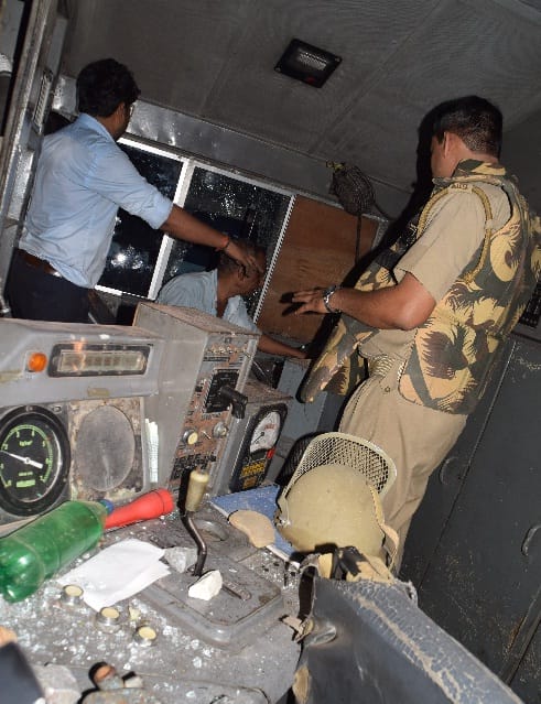 Overnight train students made organically, engine damaged, the police baton