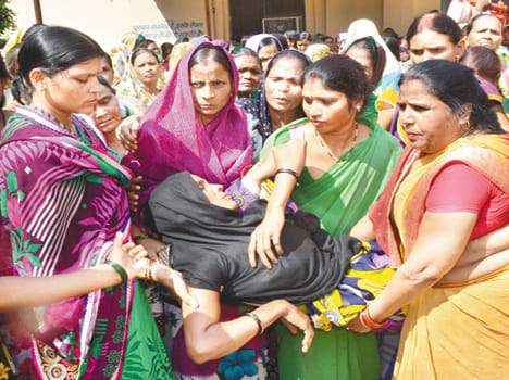 Workers and hopes commotion at Collectorate