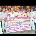 नजीबाबाद में उड़ी में शहीद जवानों की याद में कैंिडल मार्च निकालते मुस्लिम।