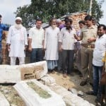 मजार को क्षतिग्रस्त किए जाने के बाद मौके पर पहुंचे थानाध्यक्ष ।