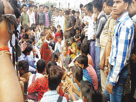 Controversy over the death of the student, threw stones at the police, stopped the train