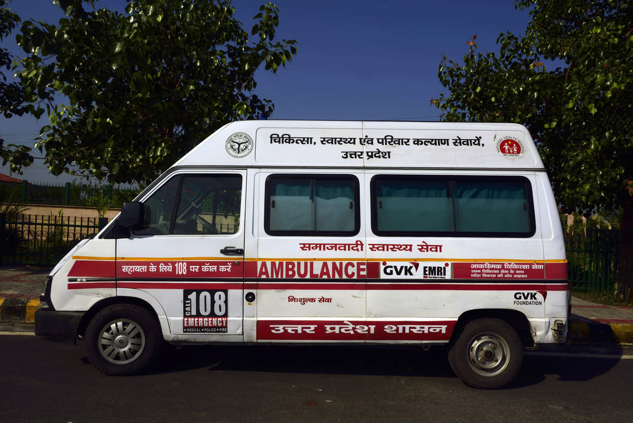  The ambulance was taking a bad woman for delivery