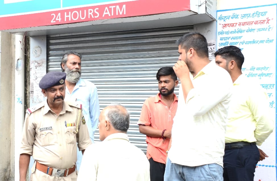 Theft by breaking the shutter four stores