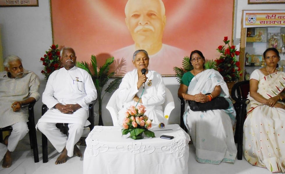  bhaashan pratiyogita mein kaajal aur mandaakinee pratham