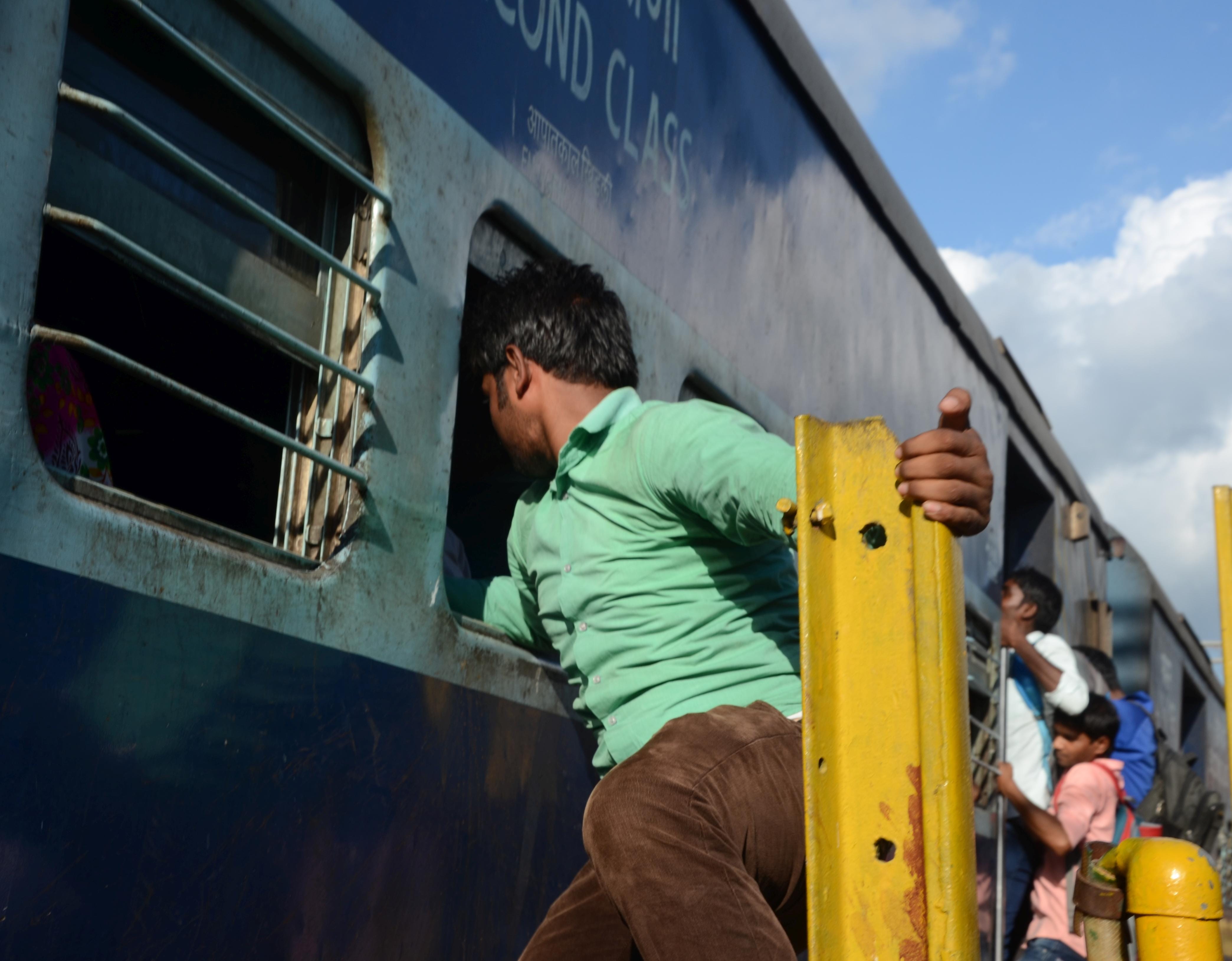 ruckus at charbagh station lucknow