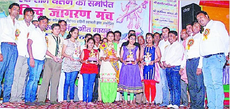 Kanika singing, Rashmi topper