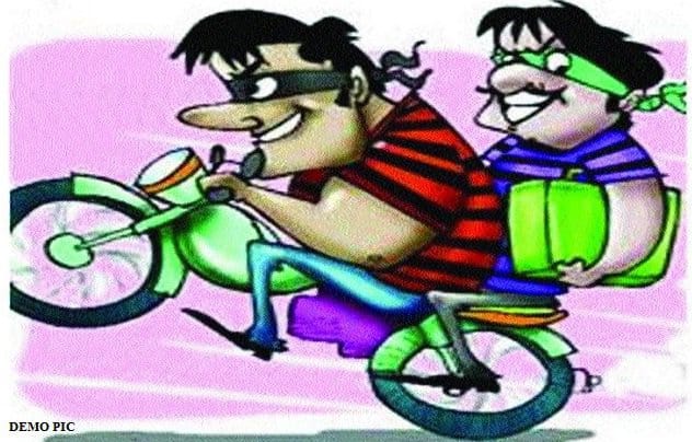 robbing four lakhs fifty thousand at farrukhabad
