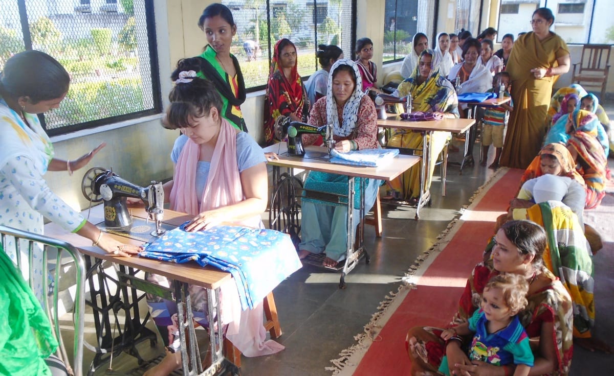 Female inmates stitch embroidery Sikengi- jaile