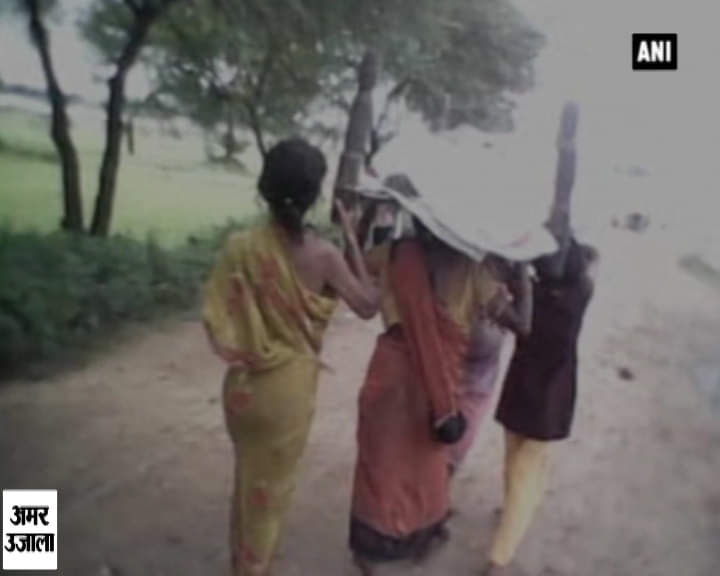 बेटियों के कंधे पर मां की अर्थी