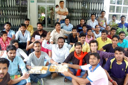 worm in food of university mess,