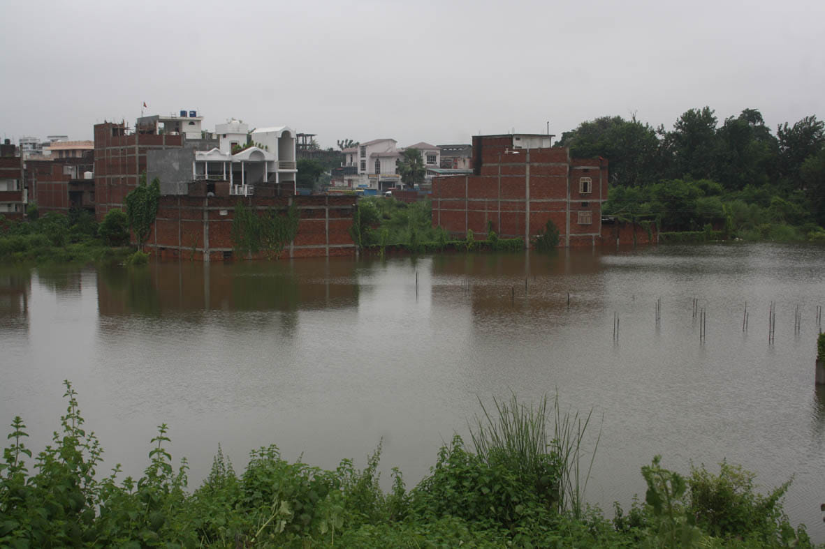 barish se block parisar me bhara pani