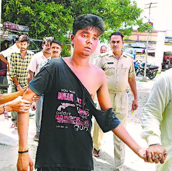 Nawabganj wine salesmen robbed in broad daylight